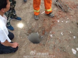 西安2岁男童坠40米深井 传出微弱哭声 (18)